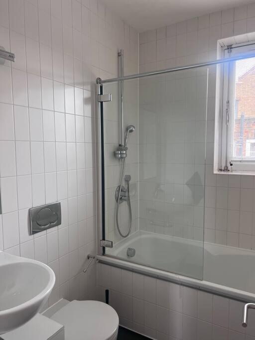 Central , Bright And Modern Flat Up To 4 People Лондон Екстериор снимка