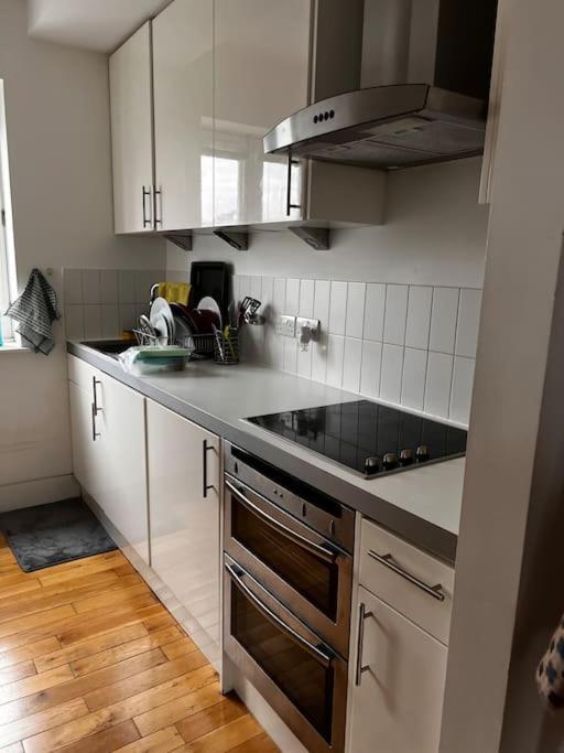 Central , Bright And Modern Flat Up To 4 People Лондон Екстериор снимка